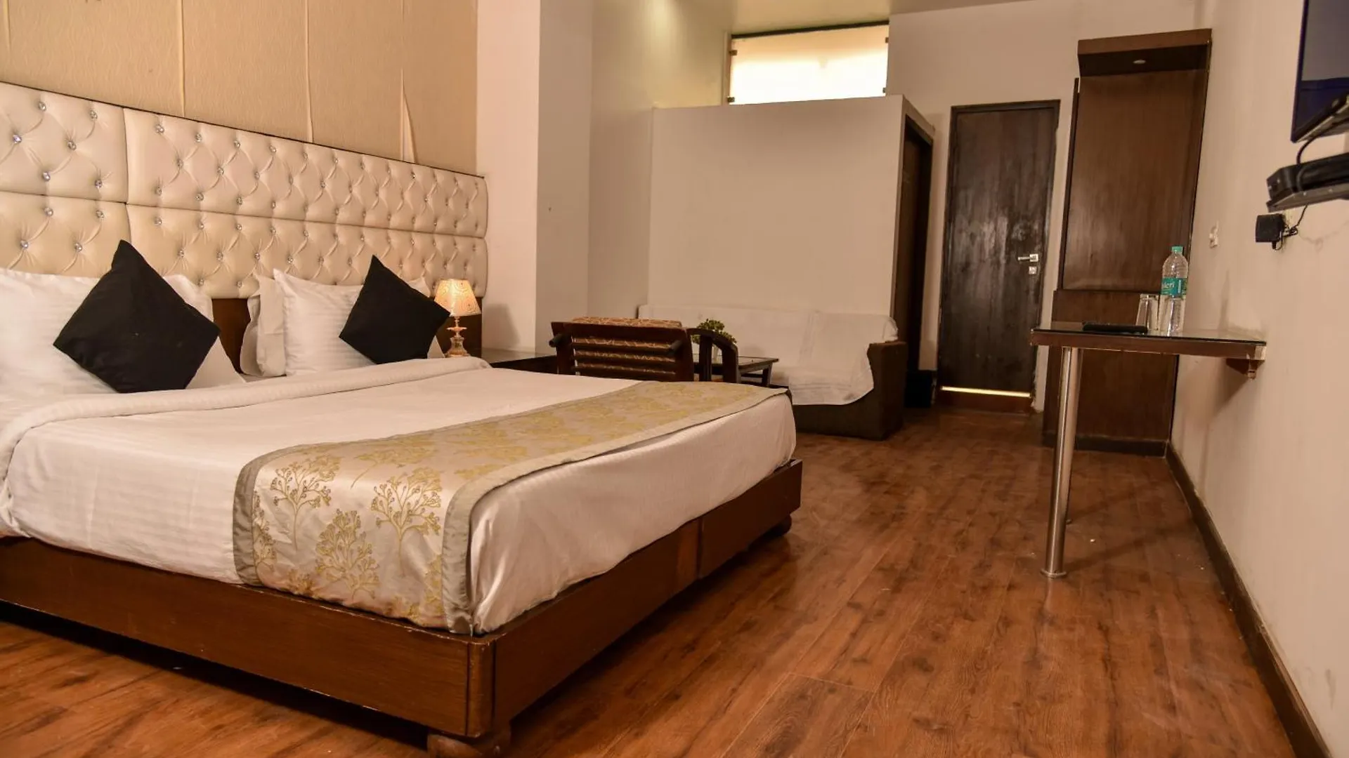 Hotel Lyf Corporate Suites - Near Igi Airport Нью-Дели 3*,  Индия